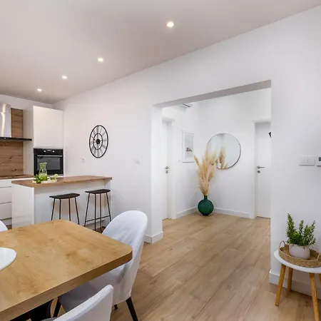 Xenia Apartment *